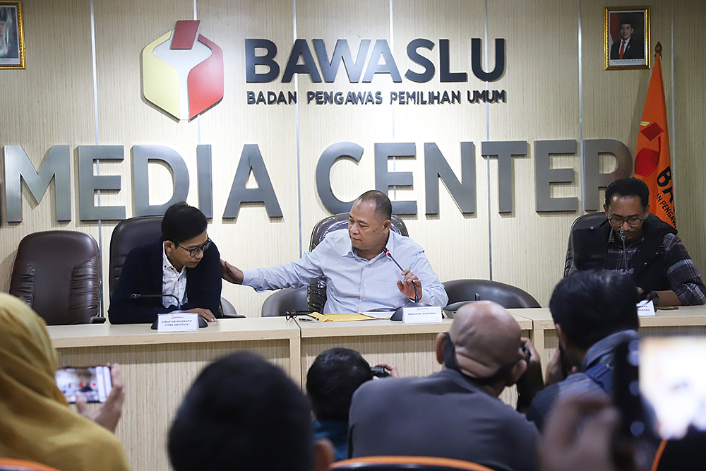 Bawaslu RI menggelar diskusi publik dengan tema “Menakar Peranan Bawaslu di Sengketa Pilkada, Pemerintah Daerah Baru Dilantik Serentak?” di Media Center Bawaslu. (BeritaNasional/Elvis Sendouw)