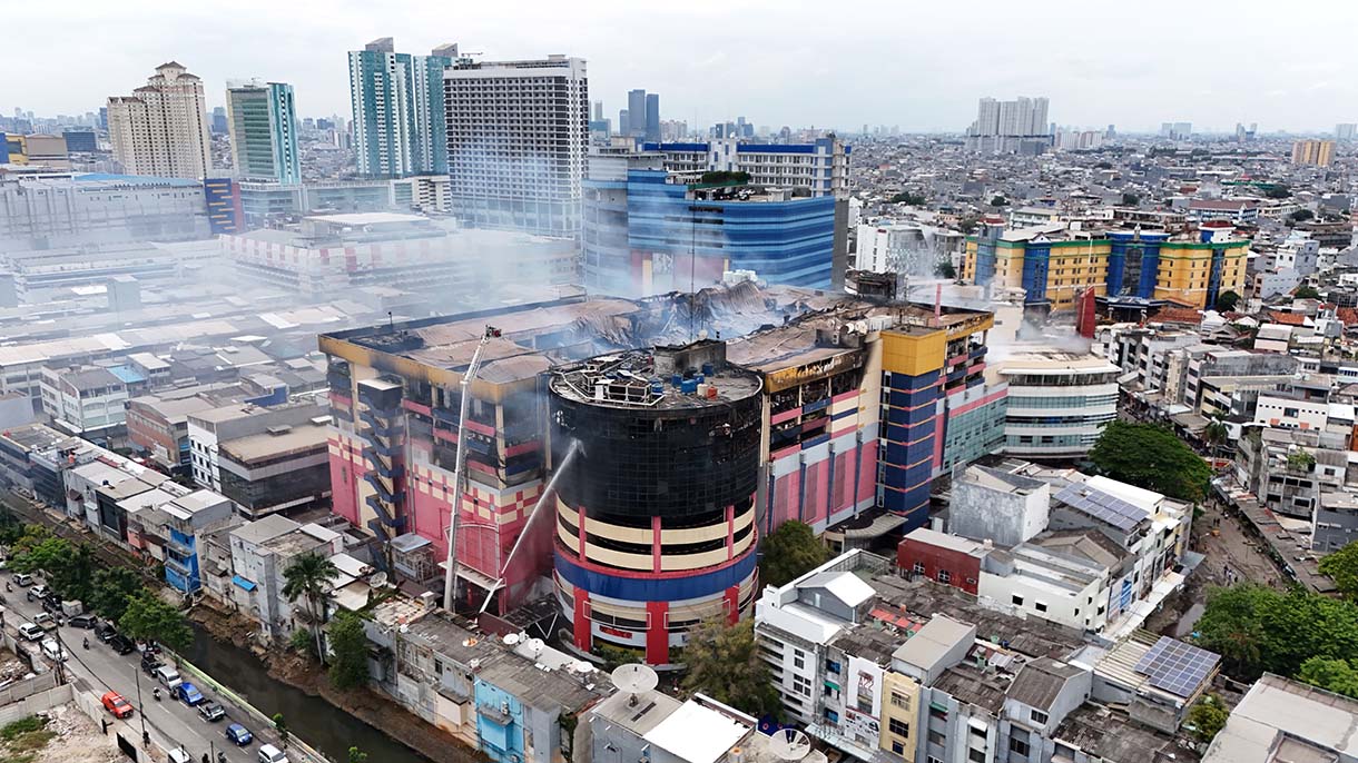 Foto udara kebakaran di Glodok Plaza, Taman Sari, Jakarta, Kamis (16/1/2025).  (BeritaNasional.com/Oke Atmaja)