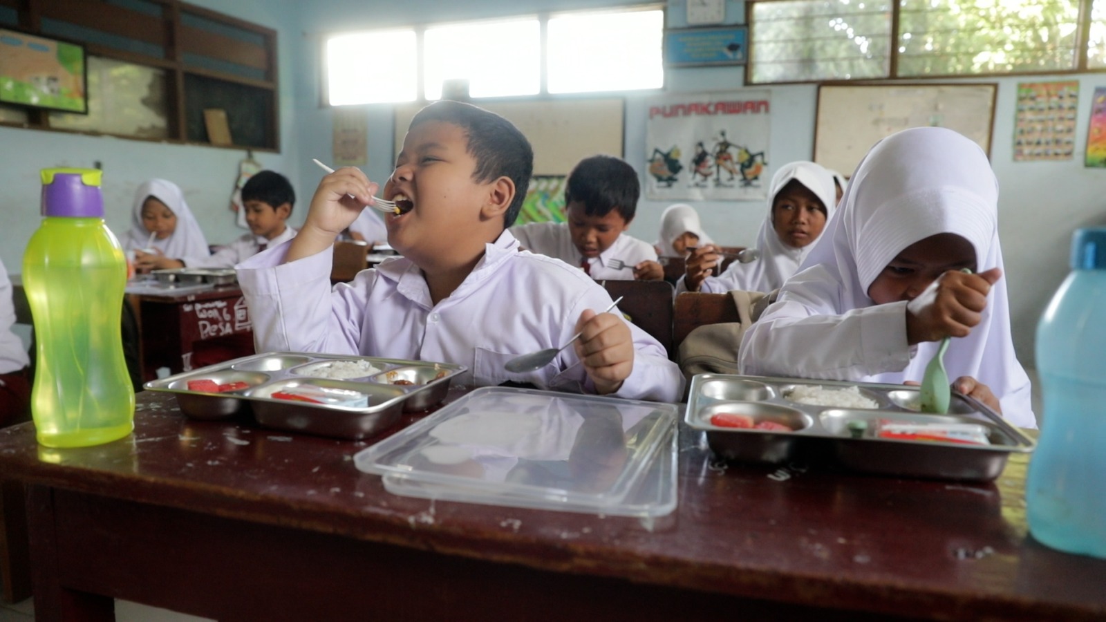 Siswa menikmati makanan dalam program makan bergizi gratis Prabowo Subianto. (Foto/Istimewa)