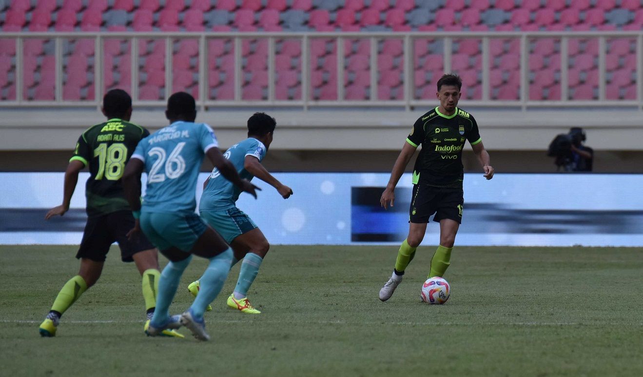 Bek Persib Mateo Kocijan mengontrol bola pada pertandingan melawan PSBS Biak di Stadion Lukas Enembe. (Foto/persib.co.id)