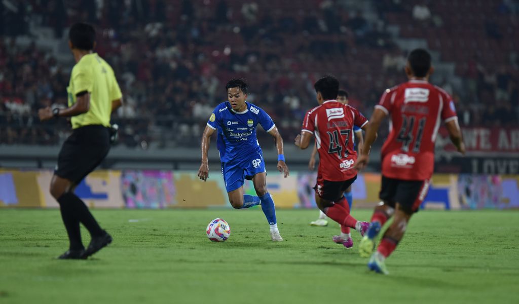 Bek kiri Persib, Mohammad Edo Febriansyah, mencoba melewati pemain Bali United. (Foto/persib.co.id)