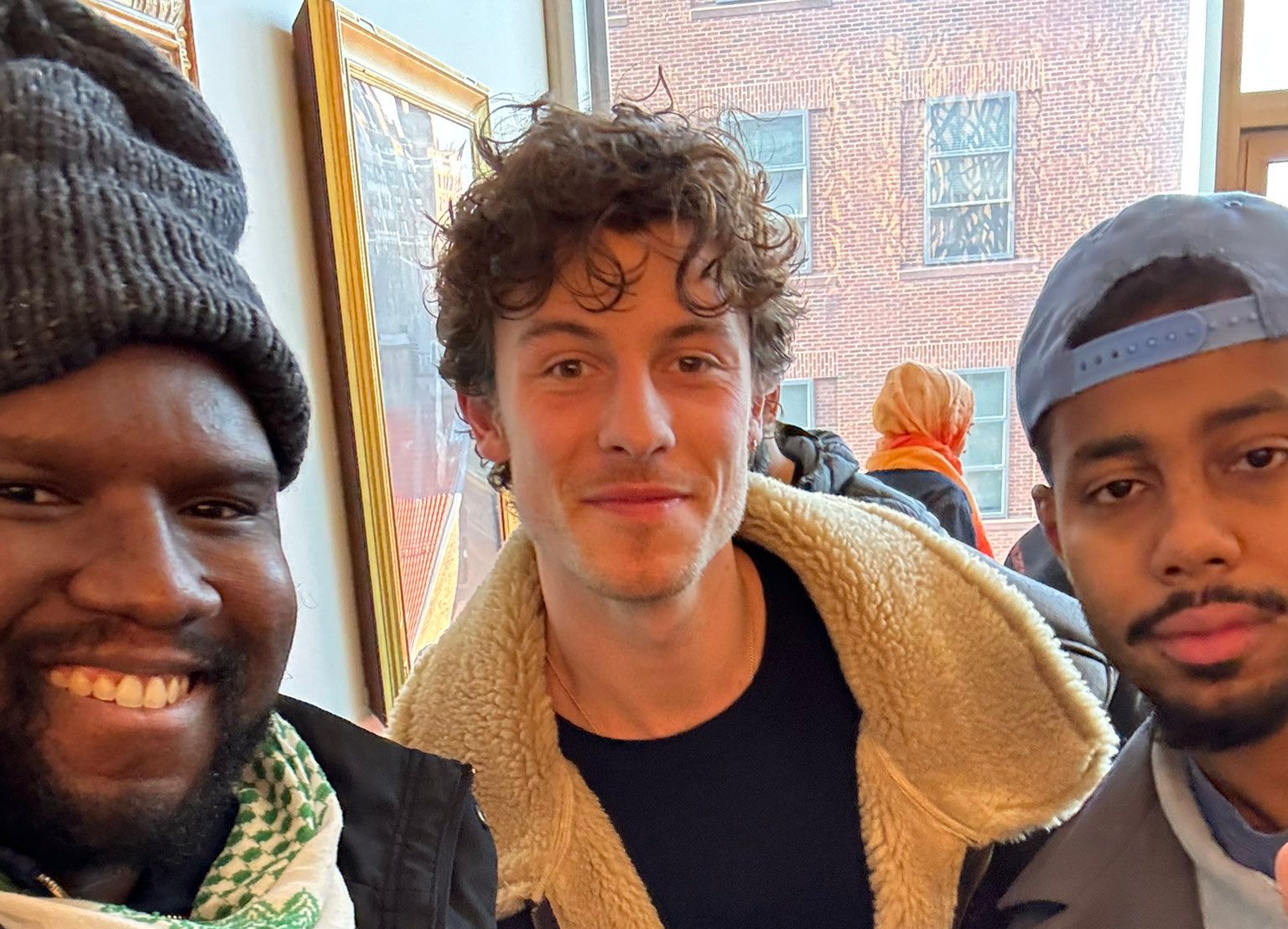 Shawn Mendes Terlihat Ikut Salat Jumat di Masjid New York University. (Foto/istimewa X).