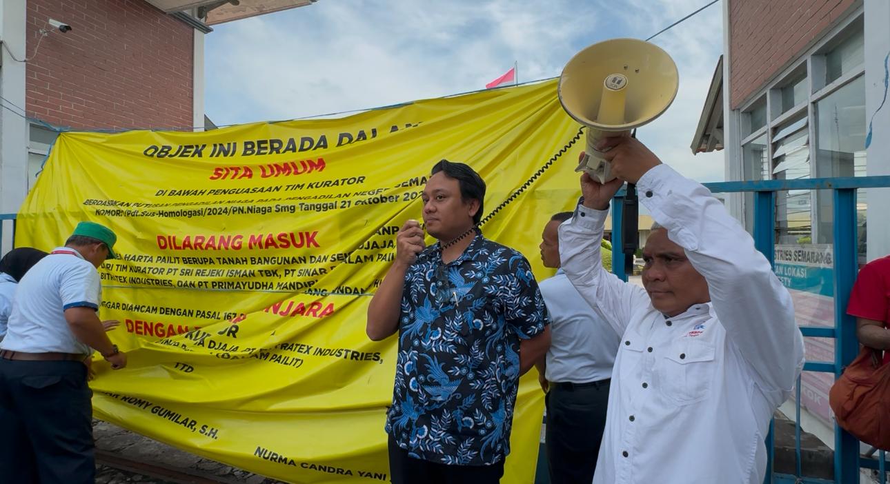 Buruh Desak Minta di PHK. (Foto/Febry Mustafat).