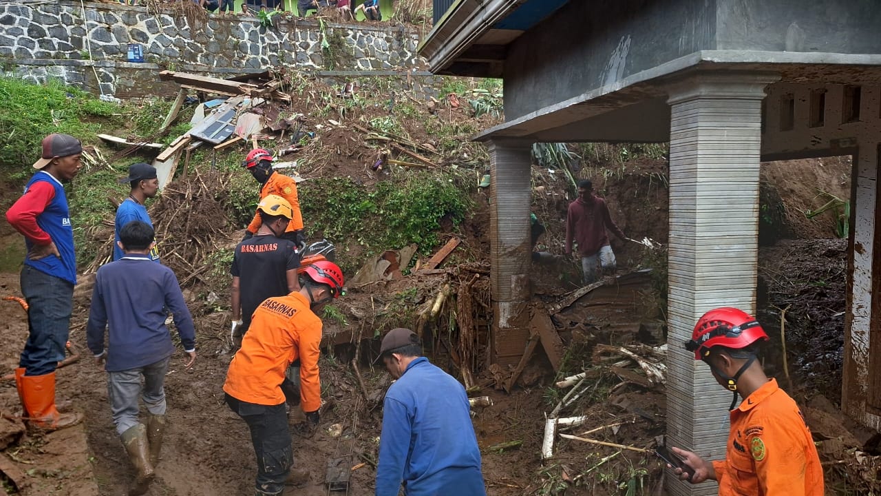 Tim mengevakusi korban banjir tanah longsor di Kendal Jawa Tengah (BeritaNasional/BNPB)