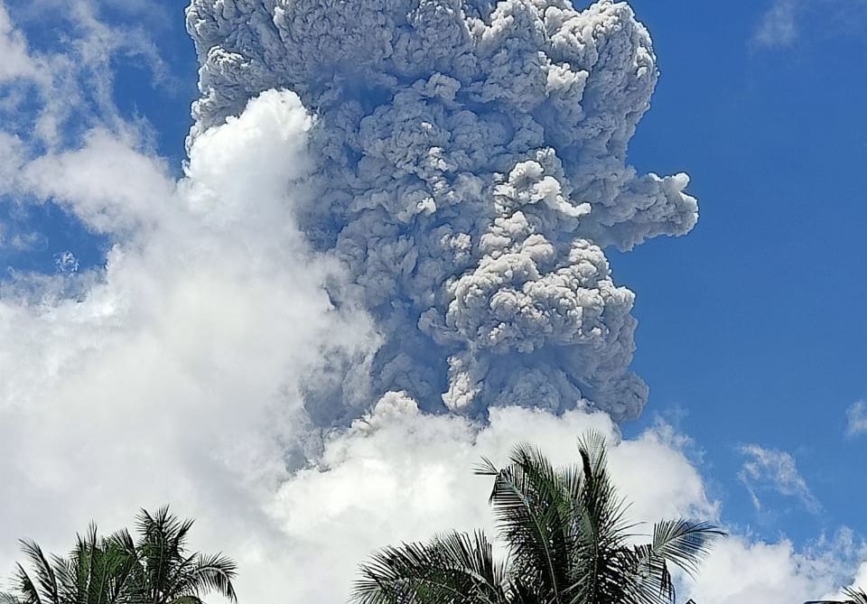 Gunung Ibu erupsi. (Foto/bpnb).