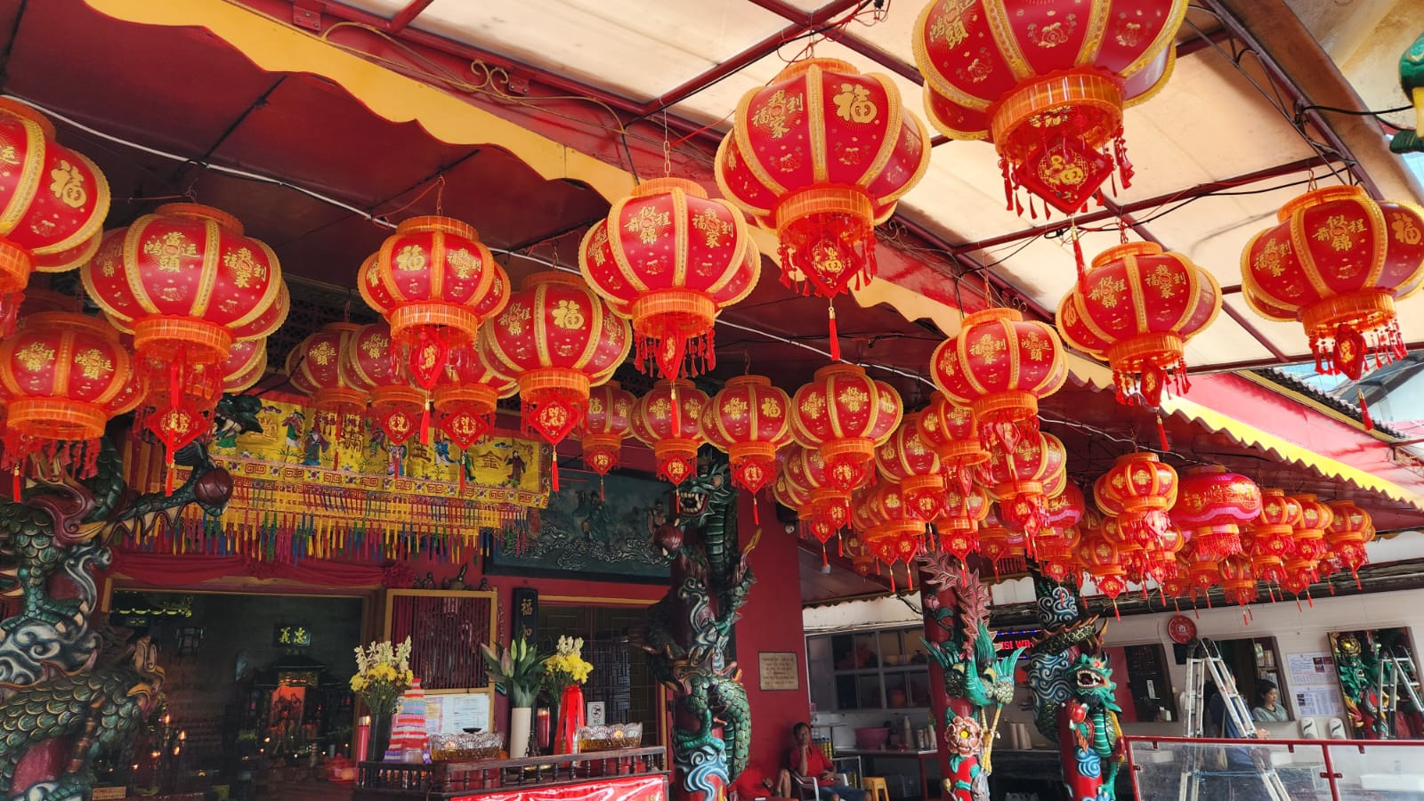 Lampion dan deretan pelita pun sudah mulai terpasang rapih menghiasi vihara. (BeritaNasional/Bachtiar).