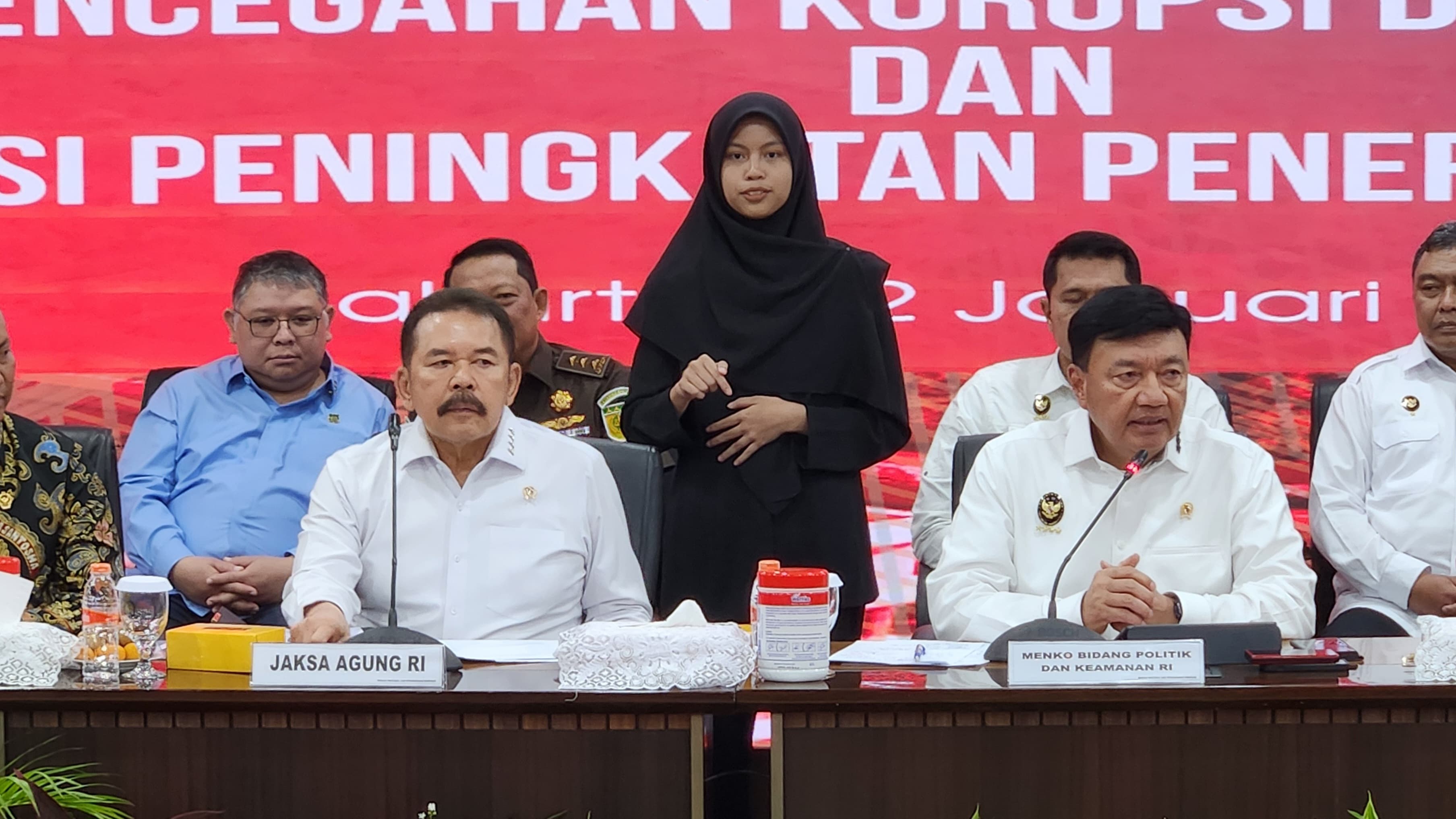 Jaksa Agung ST. Burhanuddin (kiri) bersama Menko Polkam Budi Gunawan. (BeritaNasional/Panji)