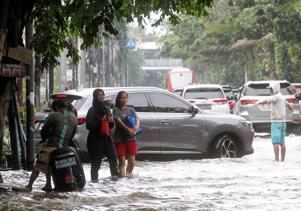 Sejumlah kendaraan menerobos banjir yang menggenangi kawasan  Pangeran Tubagus Angke Jakbar (BeritaNasional/Oke Atmaja)