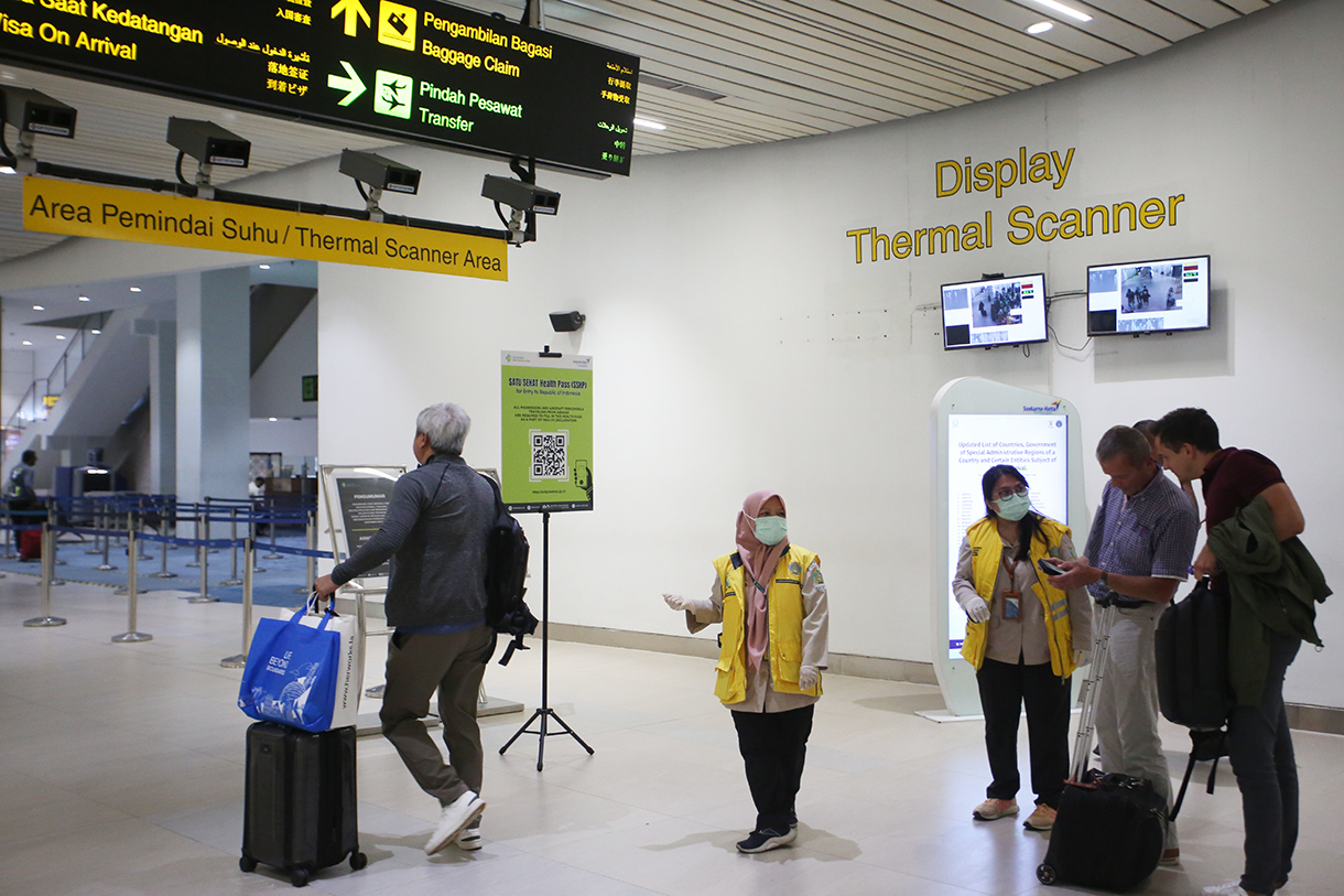 enumpang dari luar negeri melintas di area pemindai suhu tubuh milik Balai Besar Kekarantinaan Kesehatan (BBKK) Soekarno-Hatta setibanya di Terminal 3. (BeritaNasional/Oke Atmaja).