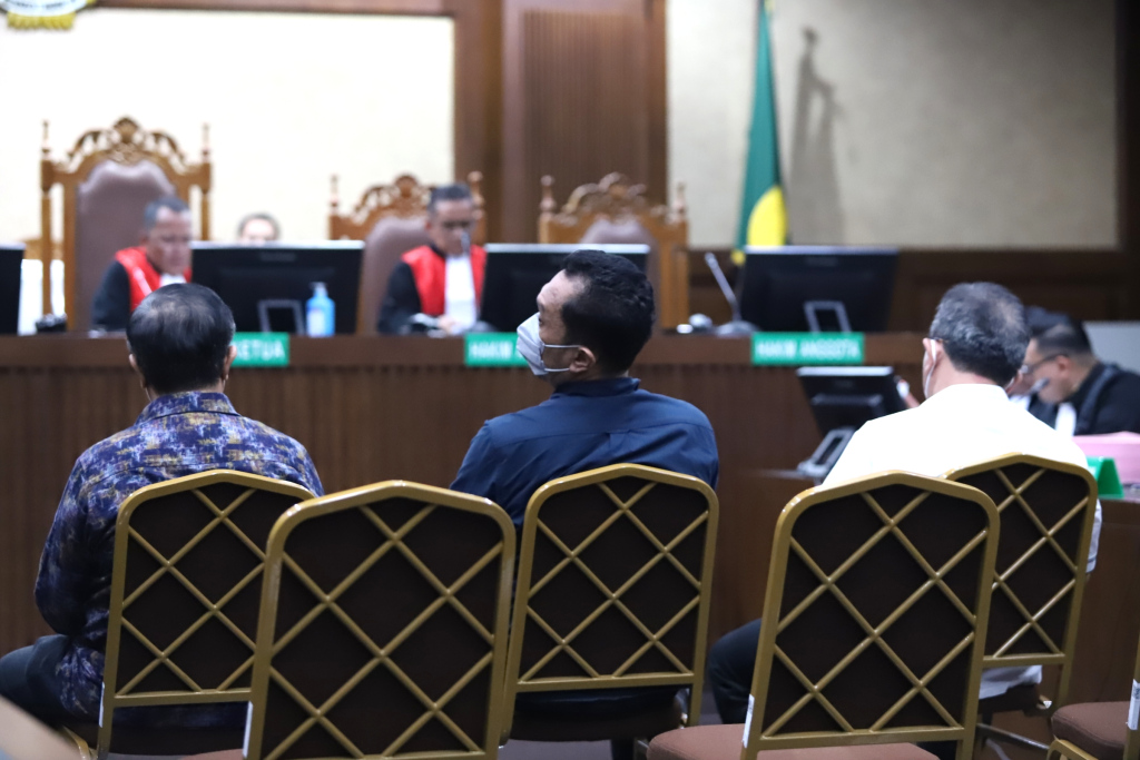 Tiga majelis hakim nonaktif Pengadilan Negeri Surabaya yang mengadili Gregorius Ronald Tannur menjalani sidang perdana di Pengadilan Tipikor Jakarta. (Berita Nasional.com/Oke Atmaja)