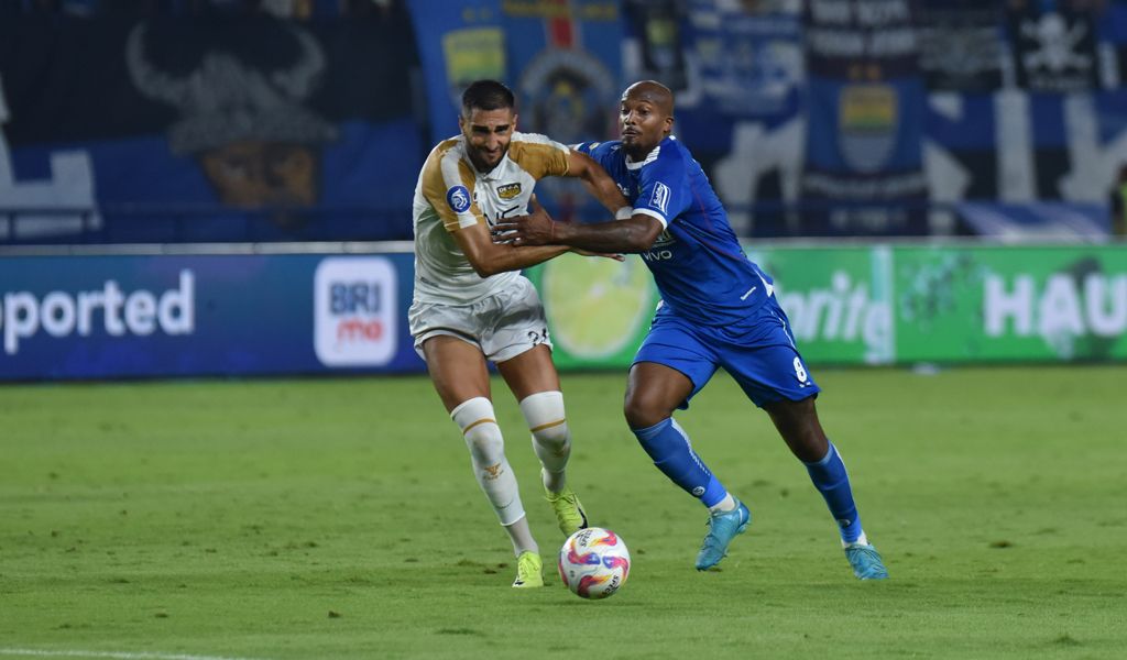 Bomber Persib, Kastaneer, berduel dengan pemain Dewa United di Liga 1. (Foto/persb.co.id)