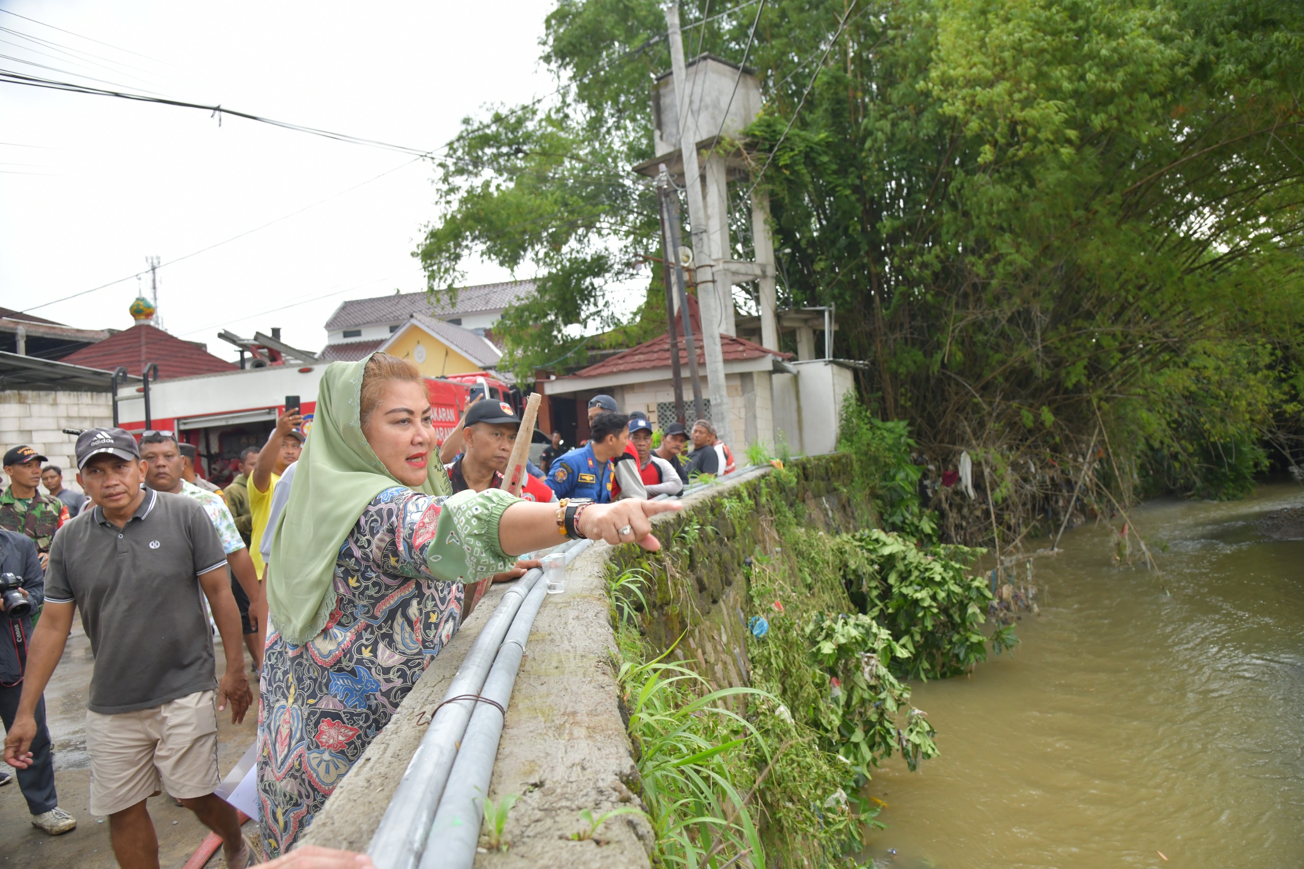 Wali Kota Semarang Hevearita Gunaryanti Rahayu alias Mbak Ita saat meninjau salah satu sungai. (Foto/Istimewa)