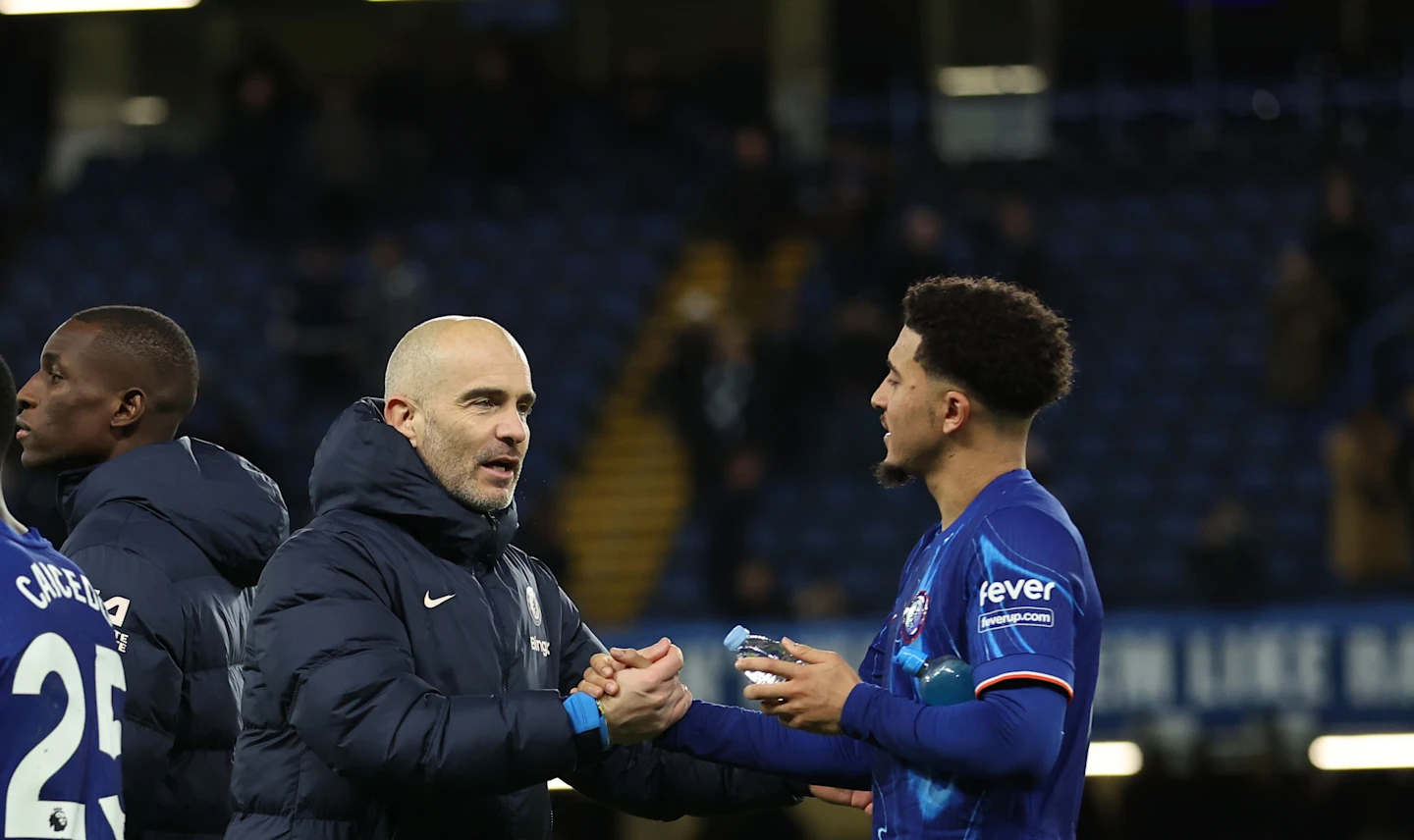 Pelatih Chelsea Enzo Maresca (kiri) bersalaman dengan Jadon Sancho. (Foto/Chelsea FC)