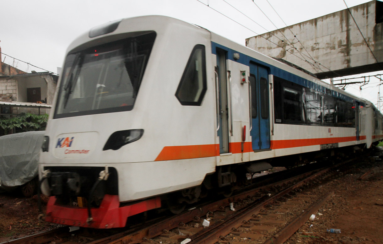 Kereta bandara melintas di kawasan stasiun Manggarai. (BeritaNasional/Oke Atmaja).