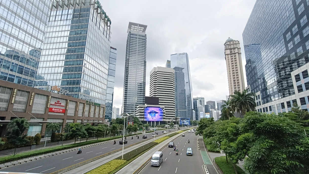 Sejumlah kendaraan melintas di Jalan Jenderal Sudirman, Jakarta, Minggu (26/1/2025).(BeritaNasional/Oke Atmaja)