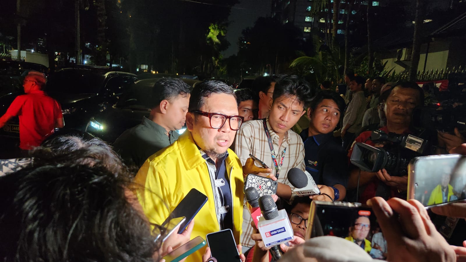 Wakil Ketua Umum Golkar Ahmad Doli Kurnia saat diwawancarai. (BeritaNasional/Panji)