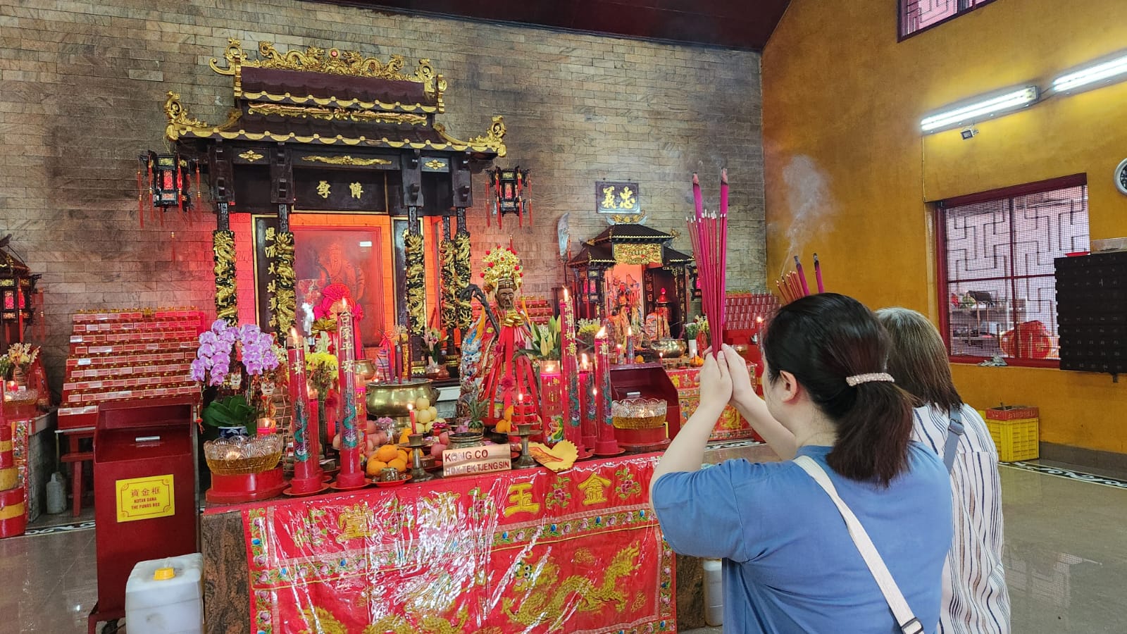 Sejumlah masyarakat sedang berkunjung ke Vihara Amurva Bhumi (Hok Tek Tjeng Sin), Jalan Prof Dr Satrio, Kelurahan Karet Semanggi, Kecamatan Setiabudi. (BeritaNasional/Bachtiar).