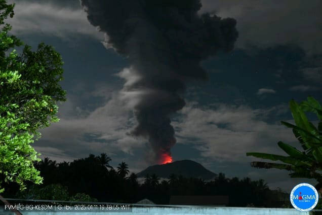 Gunung Ibu erupsi. (Foto/Istimewa).