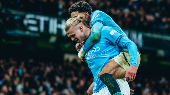 Erling Haaland menggendong Omar Marmoush. (Foto/mancity.com)