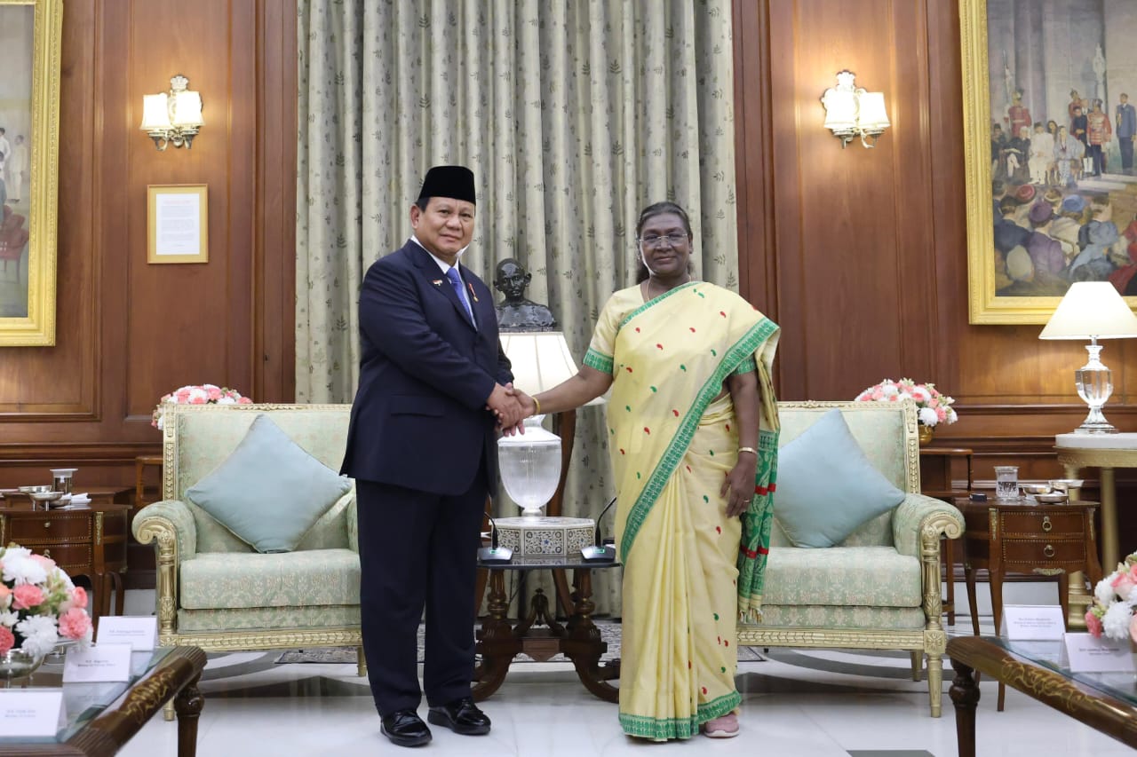 Presiden Indonesia Prabowo Subianto bersalaman dengan Presiden India Draupadi Murmu. (Foto/Tim Media Prabowo)