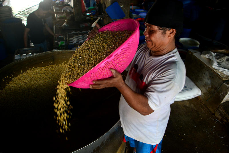 Pekerja memproses pembuatan tahu. (BeritaNasional/Elvis Sendouw)