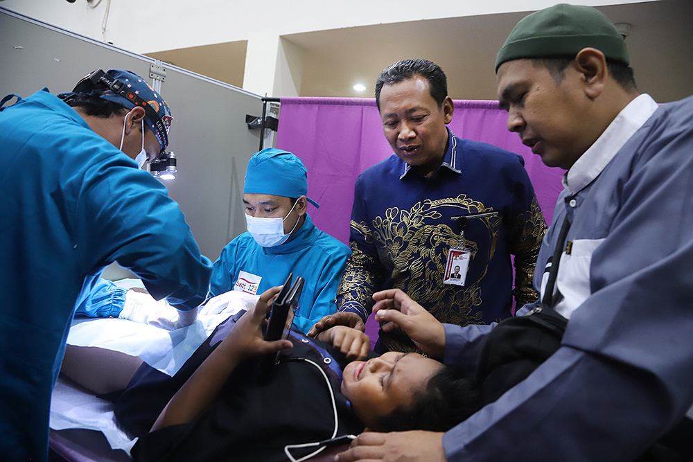 Orang tua dan keluarga menghibur anak peserta Khitanan Massal, di Gedung Juang Merah Putih KPK. (BeritaNasional/Elvis Sendouw)