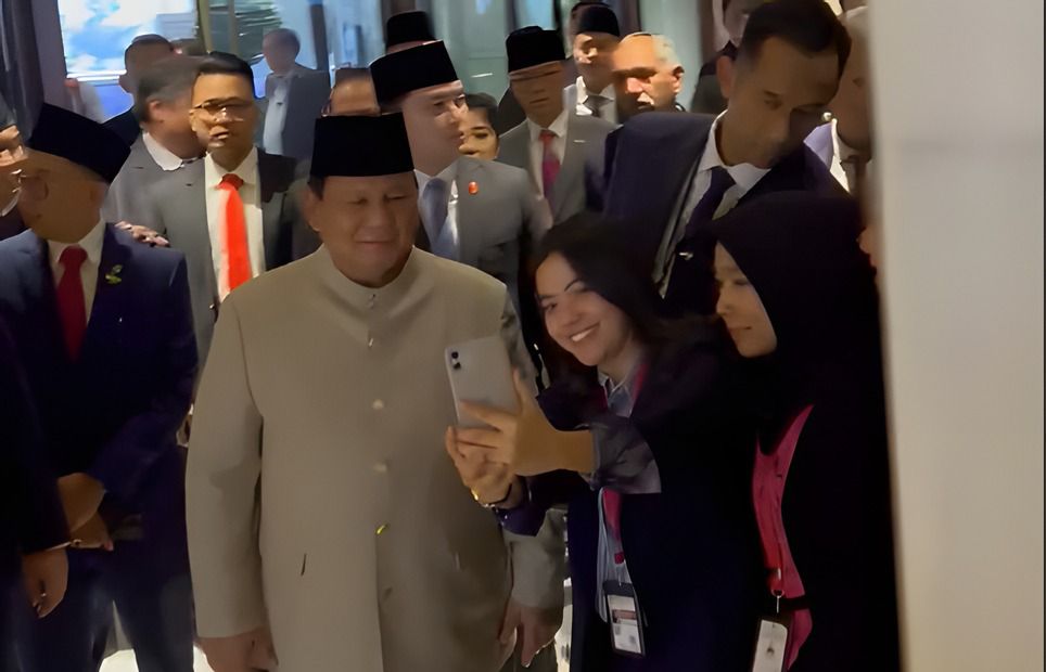 Prabowo Sapa dan Swafoto bersama WNI di India. (Foto/istimewa).