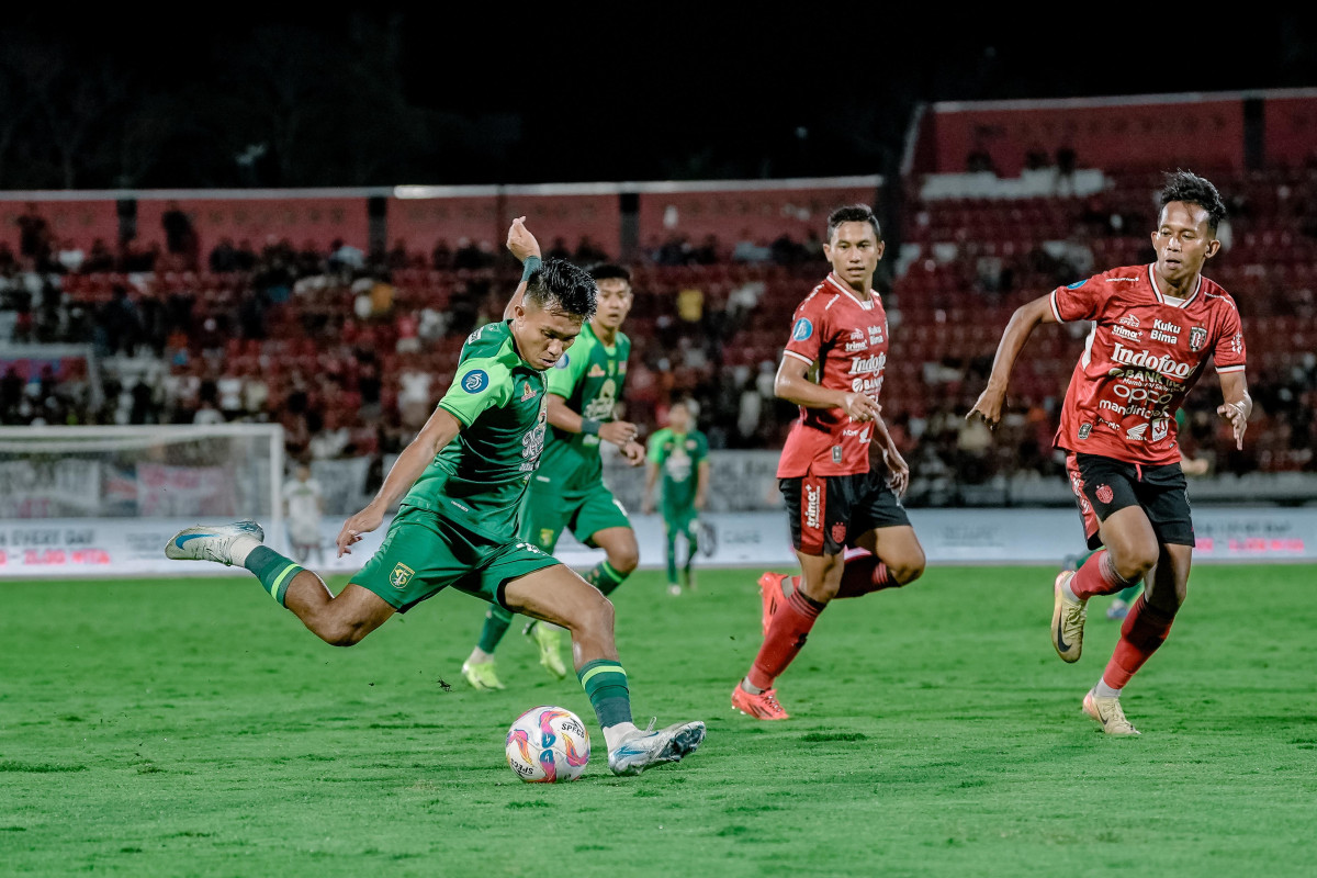 Pemain Persebaya Kasim Botan melepaskan tendangan ke gawang Bali United. (Foto/persebaya.id)