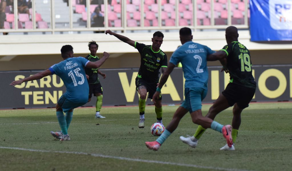 Persib Bandung kontra PSBS Biak di Liga 1. (Foto/Persib.co.id)