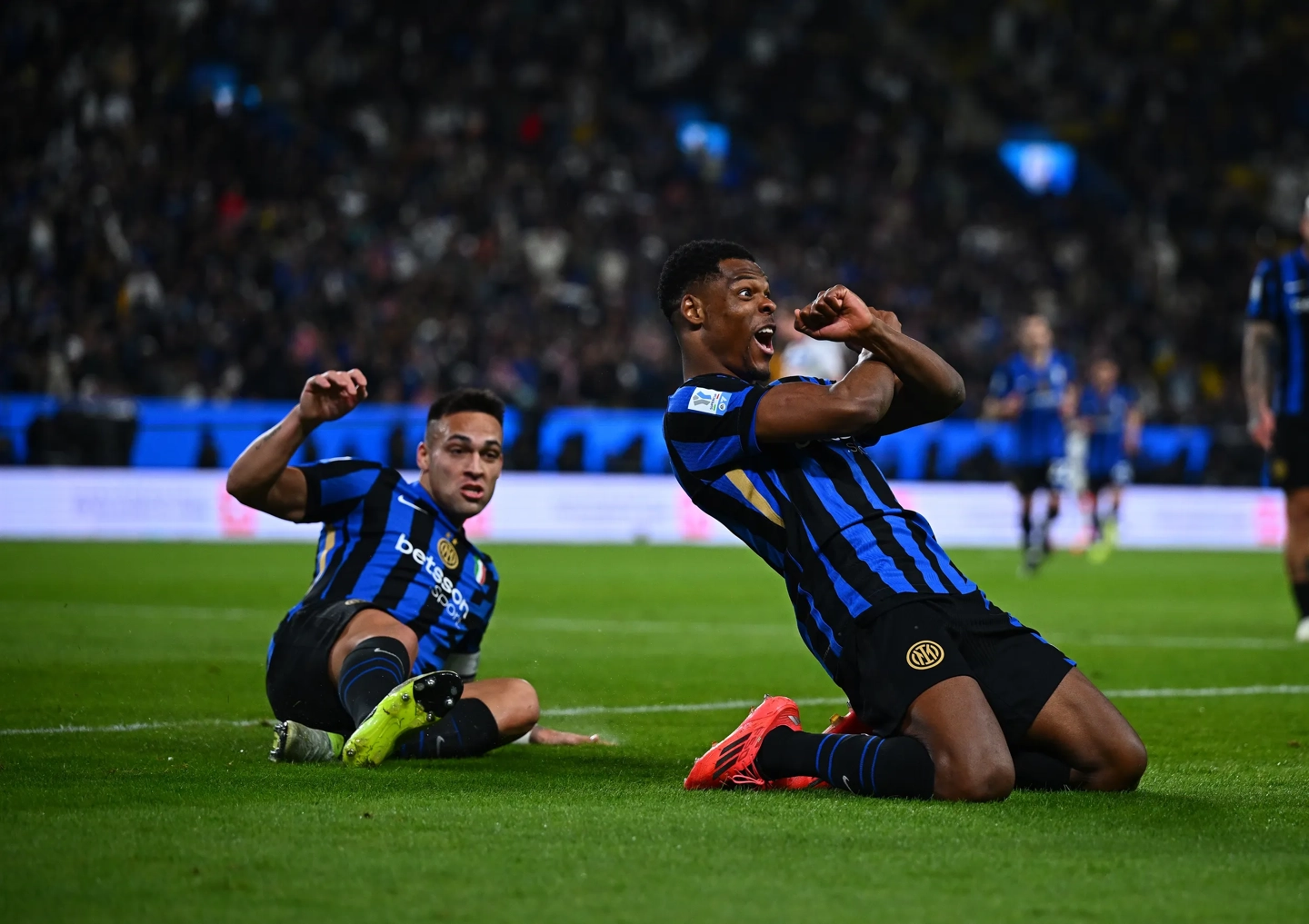 Pemain Inter Milan Denzel Dumfries (kanan) merayakan golnya saat melawan Atalanta di Piala Super Italia. (Foto/inter.it)