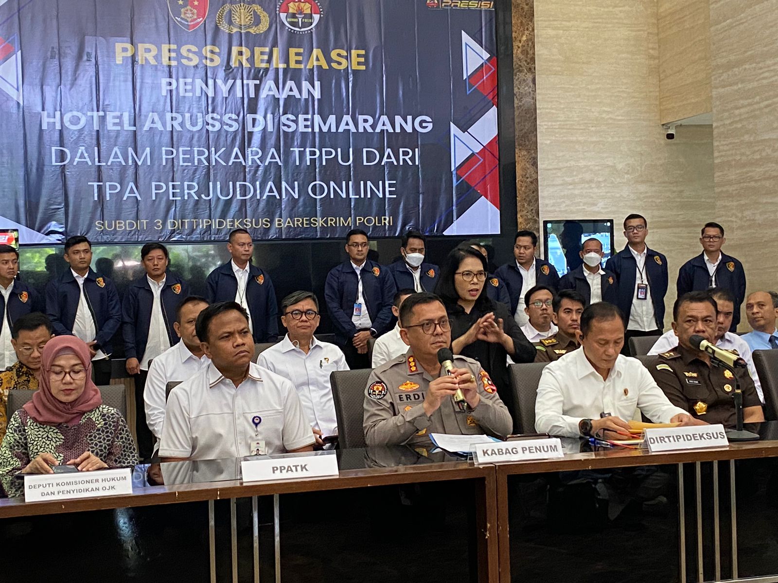 Bareskrim Polri menggelar konferensi pers penyitaan Hotel Aruss Semarang. (BeritaNasional/Bachtiarudin)