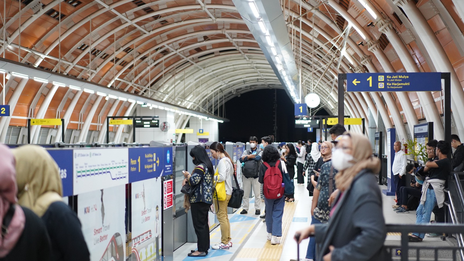 Masyarakat gunakan transportasi umum LRT (BeritaNasional/istimewa))