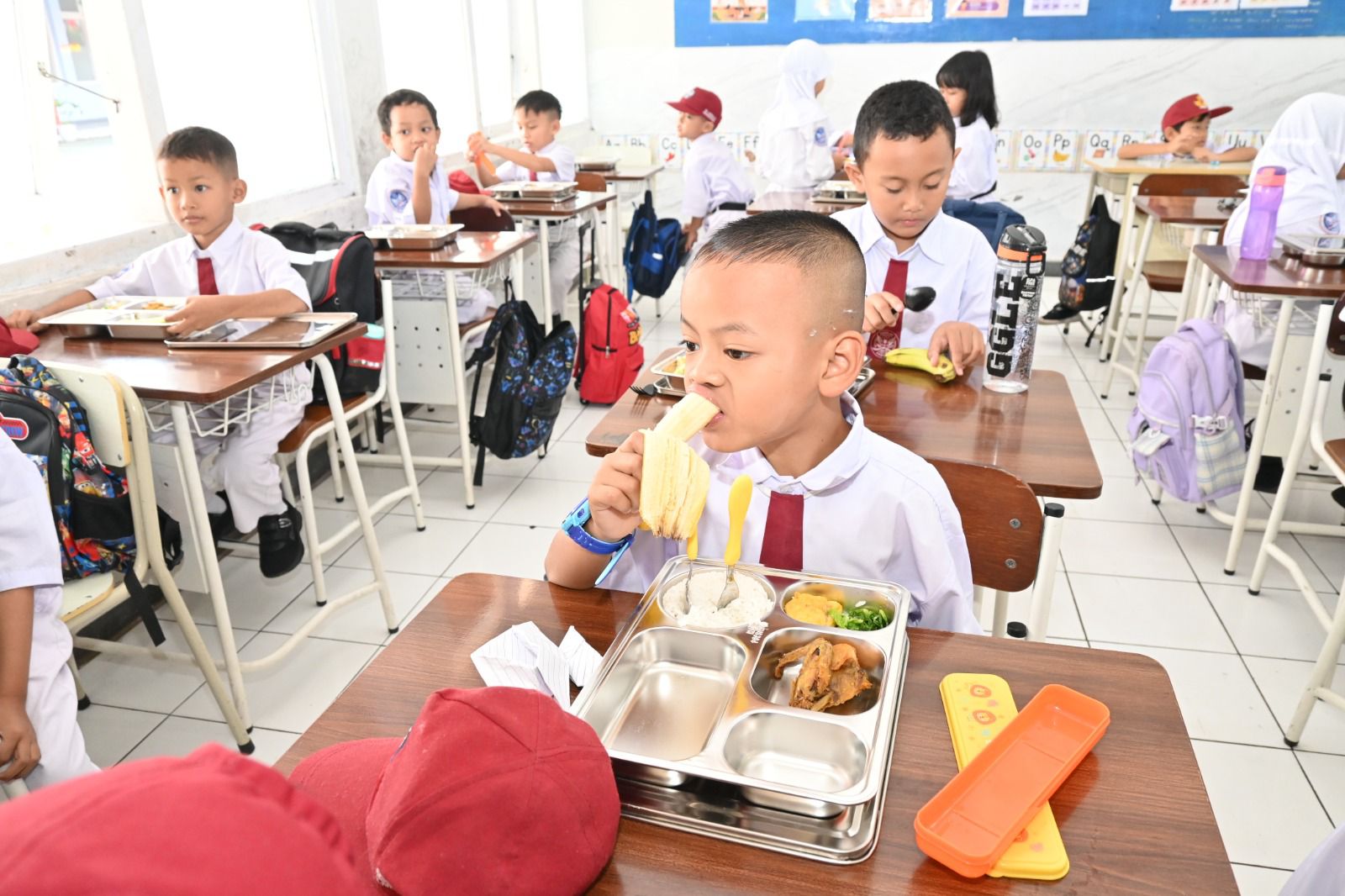 Siswa sekolah dasar menyantap MBG (BeritaNasional/istimewa)