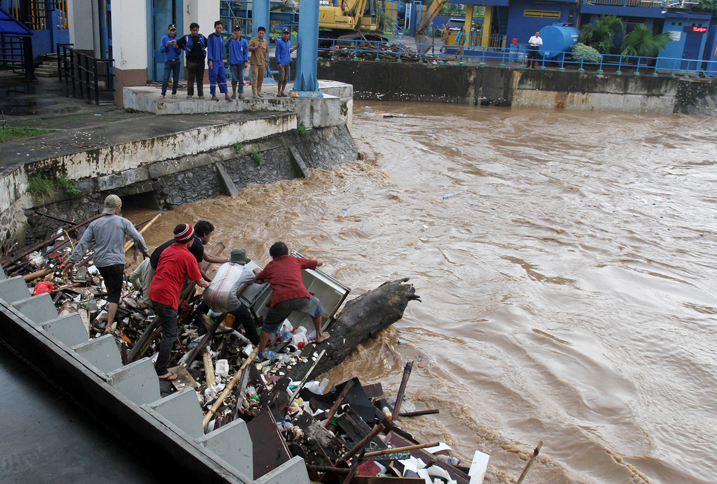 Warga membersihkan sisa banjir di Pintu Air Manggarai. (BeritaNasional/Oke Atmaja)