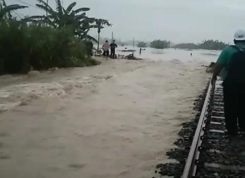 Ilustrasi jalur kereta api kena banjir (Foto/BNPB)