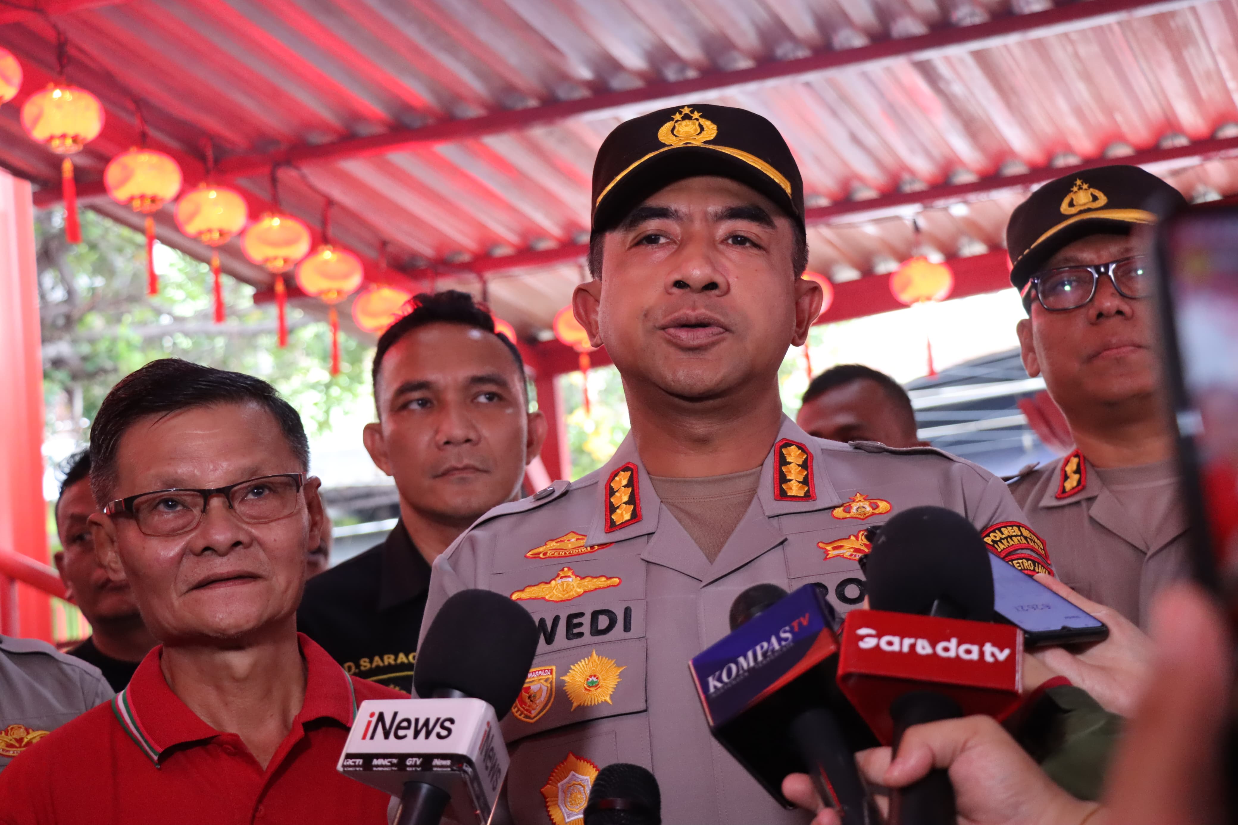 Kapolres Metro Jakarta Barat Kombes Pol Twedi Aditya Bennyahdi saat diwawancarai. (BeritaNasional/Bachtiarudin Alam)