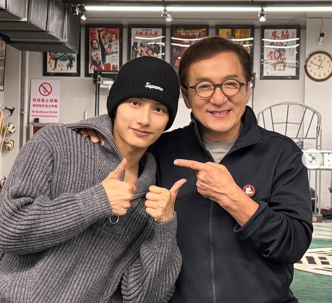 Jun Seventeen bersama aktor laga Jackie Chan (BeritaNasional/instagram)