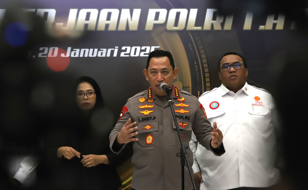 Menteri Ketenagakerjaan Yassierli  bersama Kapolri Jenderal Listyo Sigit Prabowo  saat konferensi pers Launching Desk Ketenagakerjaan Polri & Pembukaan Latkatpuan Penyidik dan Penyidik Pembantu Tindak Pidana Ketenagakerjaan T.A 2025 di Mabes Polri, jakarta, Senin (20/01/2025). (Beritanasiinal.com/OkeAtmaja)