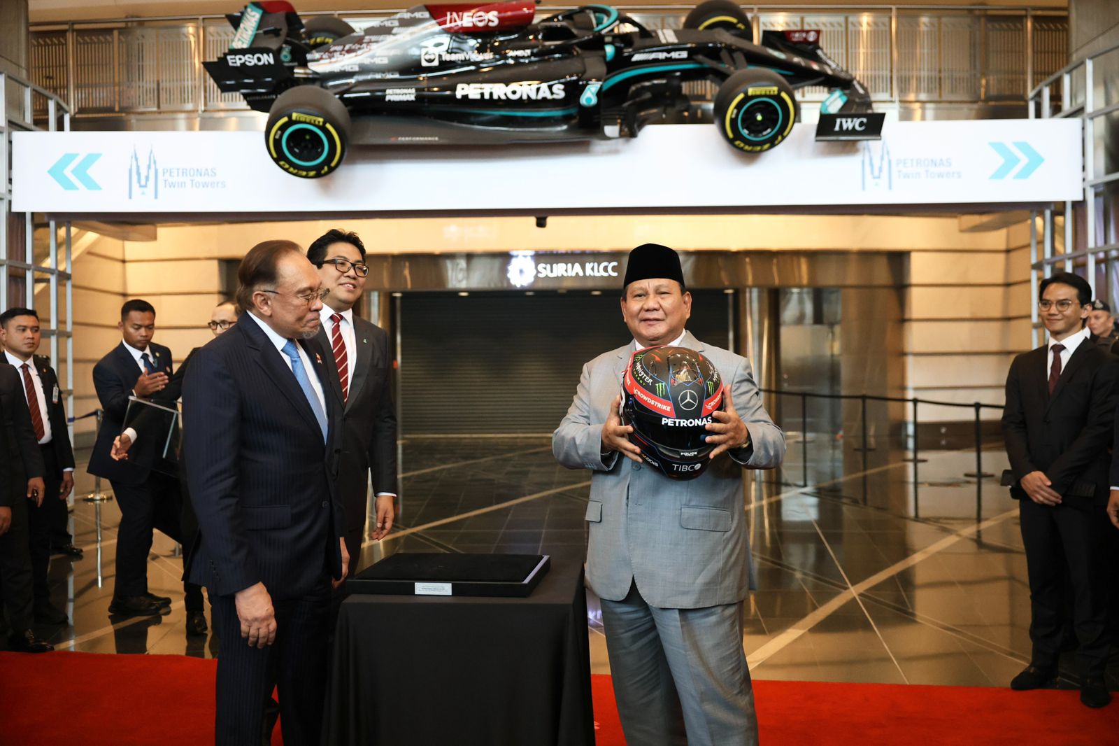 Presiden Prabowo Subianto bertemu PM Malaysia Anwar Ibrahim di Menara Kembar Petronas. (Foto/Tim Prabowo)