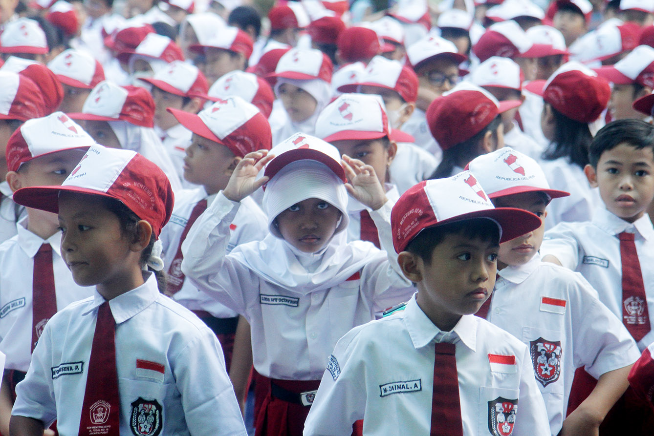 Sejumlah siswa mengikuti upacara di hari pertama masuk sekolah di SDN 02 Pagi, Jakarta. (BeritaNasional/Oke Atmaja)