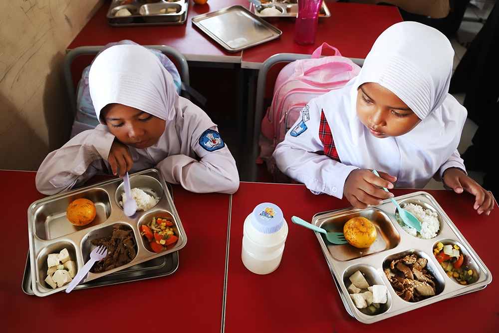 Program Makan Bergizi Gratis (MBG) di SDN Lengkong Gudang, Serpong, Tangerang Selatan, Banten, (13/1/2025). (BeritaNasional/Elvis Sendouw)