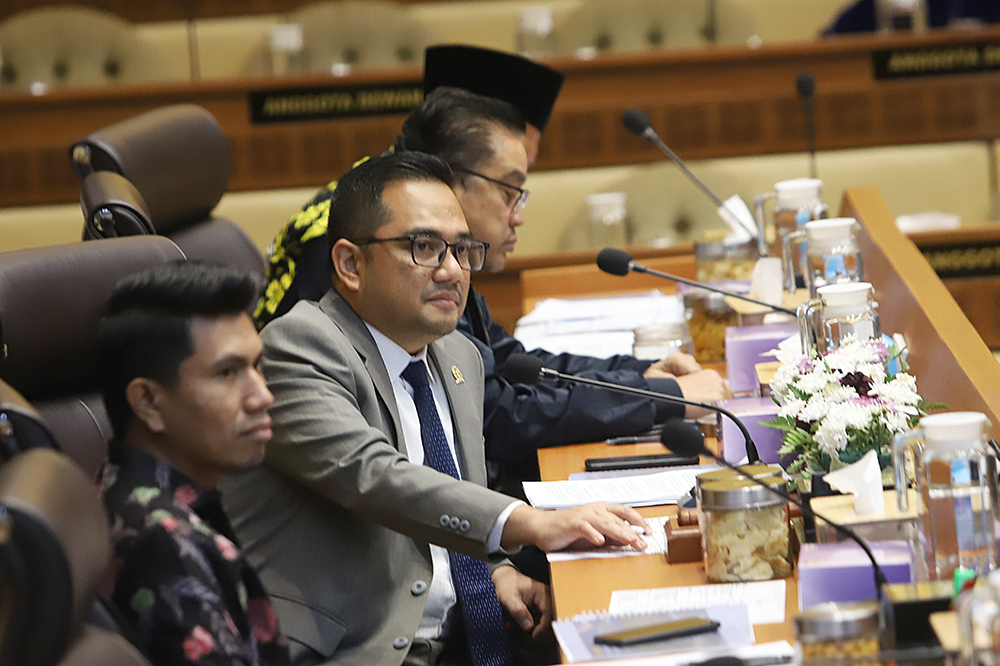 Ketua Komisi II DPR Rifqinizamy Karsayuda (tengah). (BeritaNasional/Elvis).