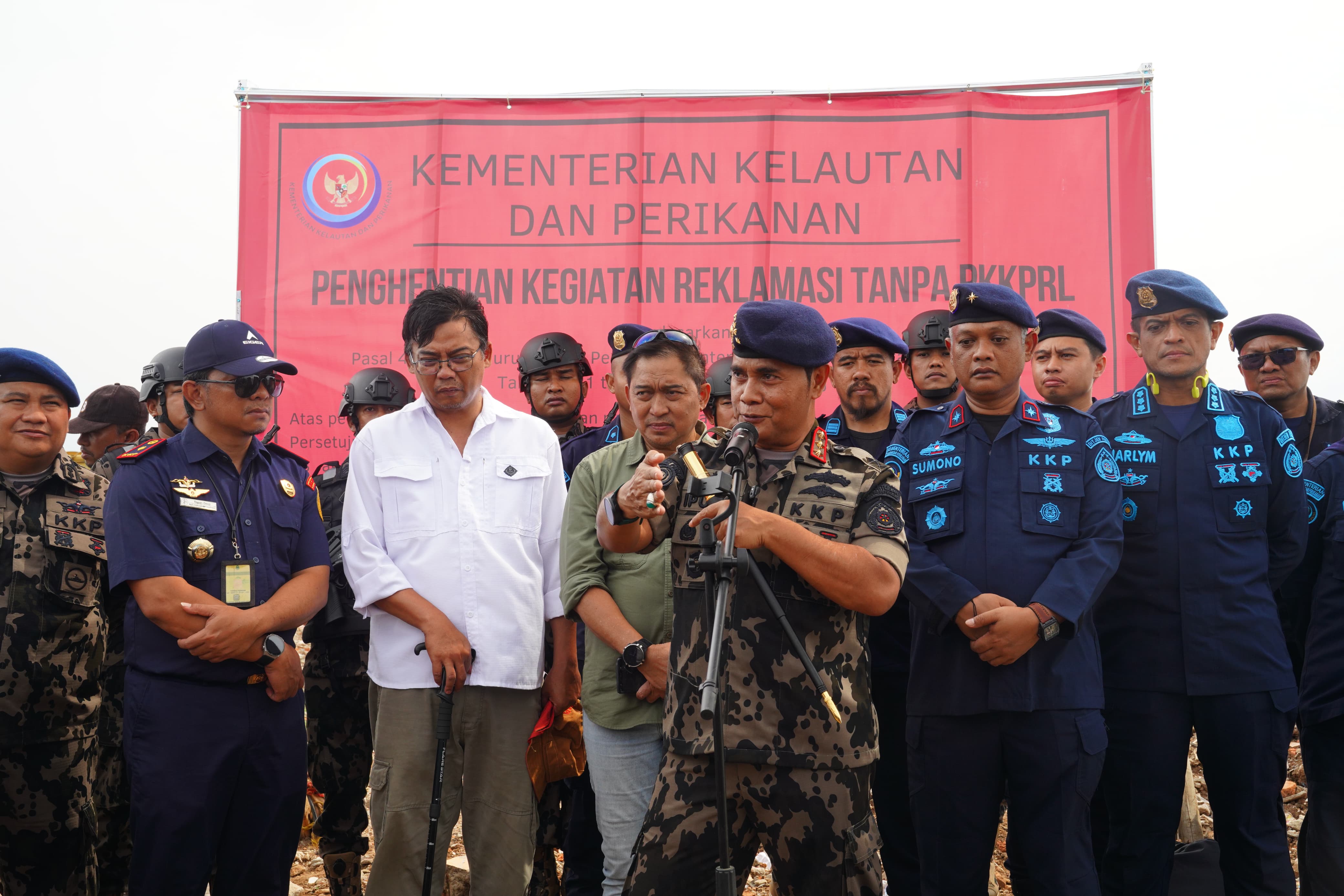 Kementerian Kelautan dan Perikanan menertibkan kegiatan reklamasi yang sempat diduga sebagai pagar laut di Muara Tawar, Kabupaten Bekasi. (Foto/Istimewa)