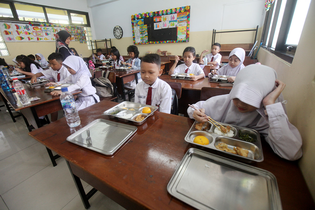 Siswa menyantap makanan bergizi gratis. (BeritaNasional.com/Oke Atmaja)