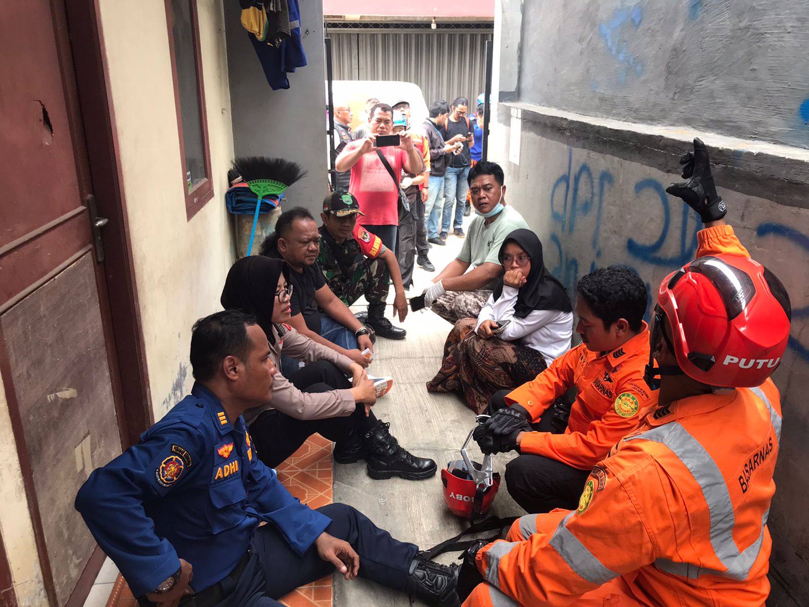 Polisi memberikan trauma healing kepada korban kecelakaan tower BTS di Bekasi. (Foto/Istimewa)