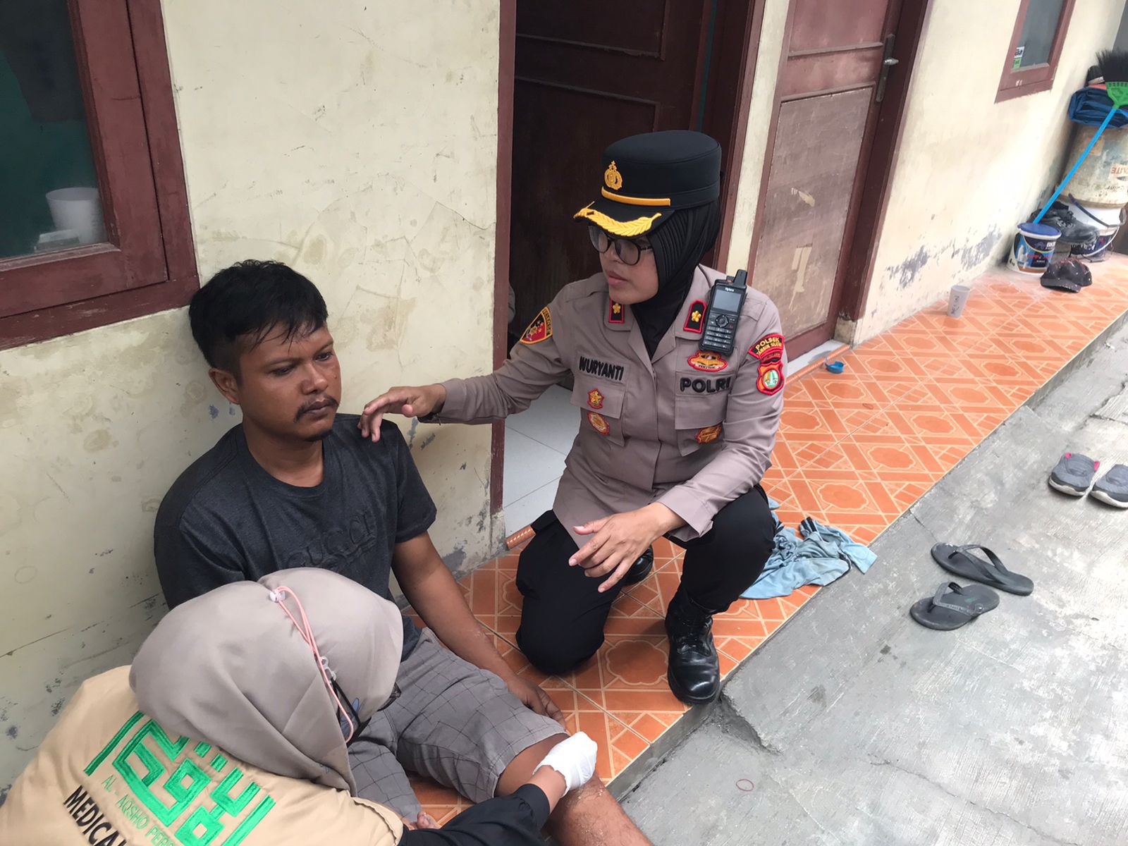 Polisi melakukan trauma healing kepada korban runtuhnya coran tower. (Foto/Istimewa)