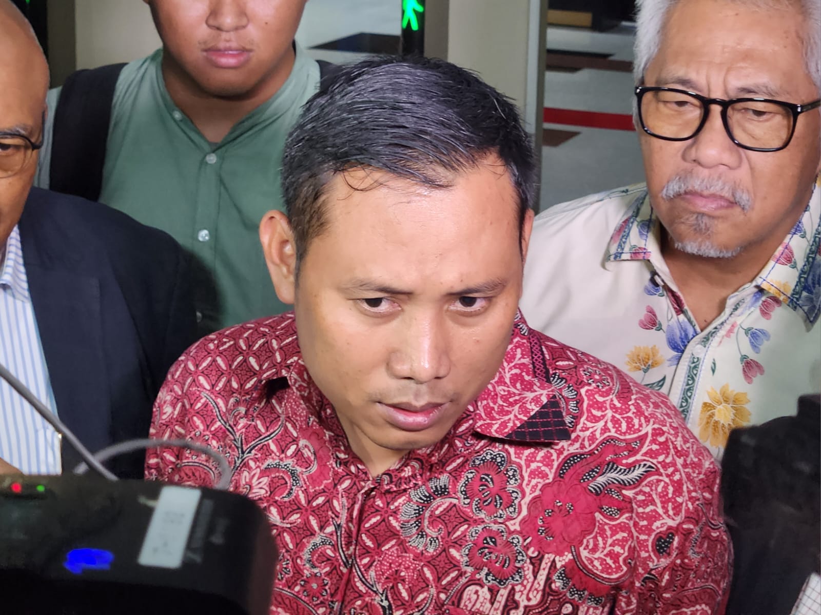 Staf Sekjen PDIP Hasto Kristiyanto, Kusnadi, saat diwawancarai. (BeritaNasional/Panji)