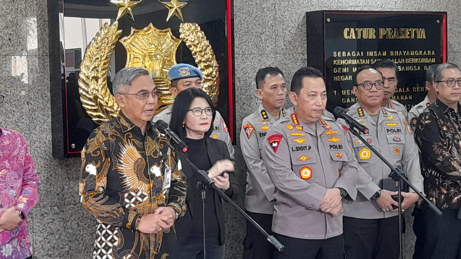 Ketua KPK  Setyo Budiyanto dan Kapolri Jendral Listyo Sigit di Mabes Polri (BeritaNasional/Bachtiarudin Alam))