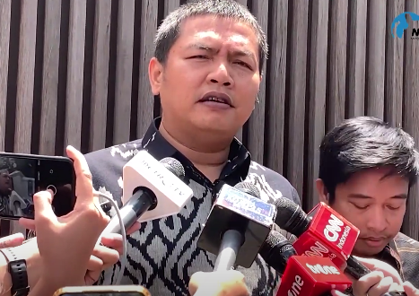 Ketua KPU DKI Jakarta Wahyu Dinata saat diwawancarai. (Foto/YouTube/Berita Nasional TV)