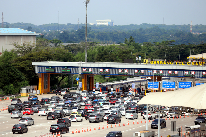 Kendaraan di Gerbang Tol Cikampek. (BeritaNasional/Elvis).